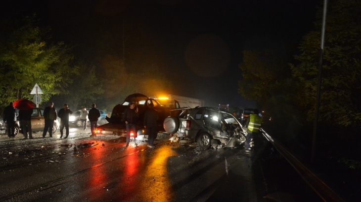 Автомобил зверски катастрофира на „Тракия“, има трима пострадали
