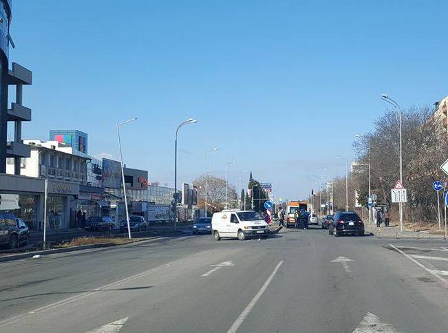 Блъснаха 16-годишно момиче на пешеходна пътека пред мол в Бургас