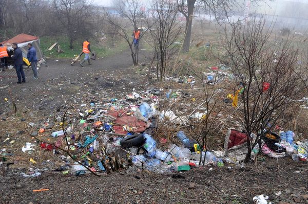 Вижте ужасяващата мръсотия, която оставиха циганите край „Славейков“