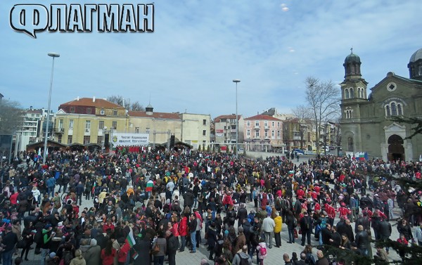 Хиляди празнуват Освобождението на пл. „Кирил и Методий“, Бургас отбелязва 3-ти март с впечатляваща програма (СНИМКИ)