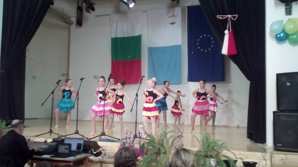 Талантливите деца на Приморско поздравиха майките си за 8 март