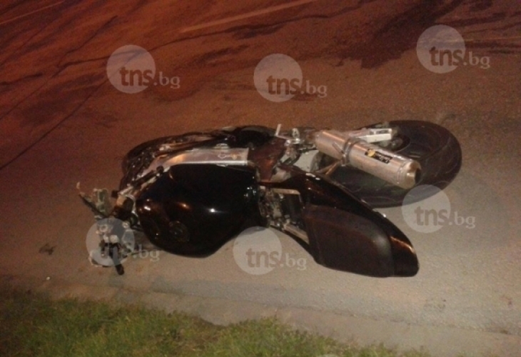Зверски сблъсък край Пловдив, моторист лежи в локва кръв