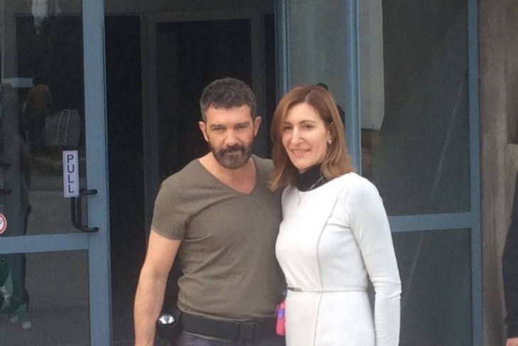 Няма лъжа: Ангелкова и Бандерас оглеждат заедно къща! Актьорът се мести да живее в българско градче
