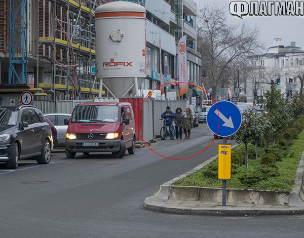Скочиха срещу строител в Бургас: Тази ограда застрашава живота ни! (СНИМКИ)