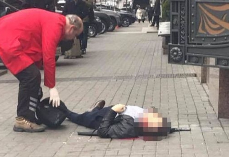 Страшна гледка: Първи СНИМКИ от разстрела на депутата Денис Вороненков - кръвта му се лее пред хотел в Киев (18+)