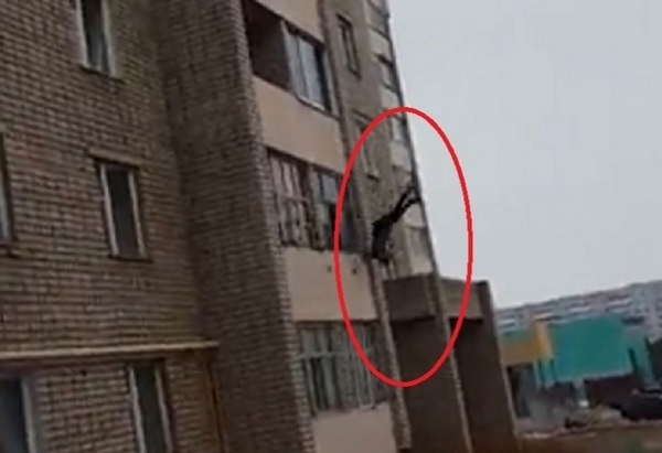 Жена пищи и моли за помощ, преди да падне от балкон, кибици снимат с телефоните и се хилят (ВИДЕО 18+)