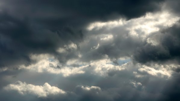 Лоша прогноза на синоптиците: Облаци и студен вятър над Черноморието в деня за размисъл