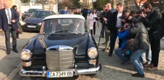 Вижте каква кола кара Борисов, отиде да гласува с нея, за да я покаже