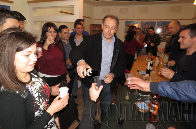 В ГЕРБ Бургас отвориха шампанското след изборния успех (СНИМКИ/ВИДЕО)