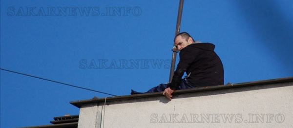 Мъж скочи от покрива на 8-етажен блок (ВИДЕО)