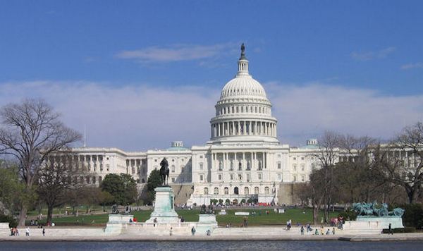 Жена вилня край сградата на Конгреса във Вашингтон, полицията стреля