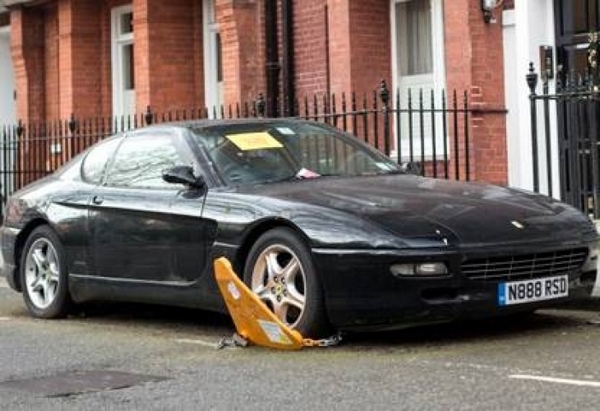 Мистерия! Гъзарско Ferrari гние на пъпа на Лондон години наред (СНИМКИ)