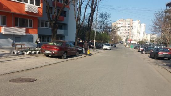Превръщат тротоар до бургаско училище в паркинг