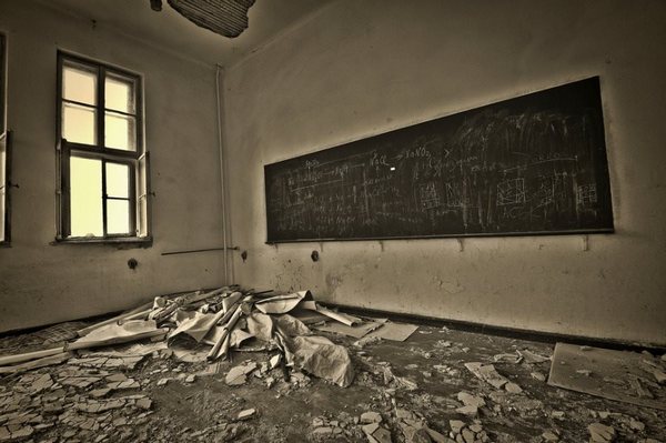 Спомени от соца: Гниещите трупове на изоставените български училища (СНИМКИ)