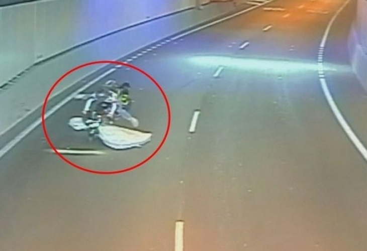 Моторист си кара по магистрала и бе атакуван жестоко (ВИДЕО)