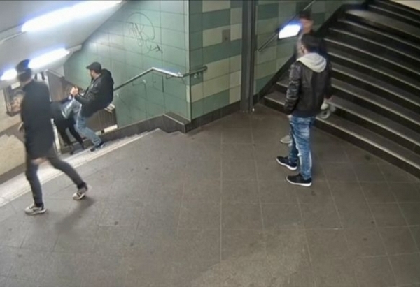 Германската прокуратура разследва изрода Светослав, който ритна жена в метрото, по 3 други обвинения!