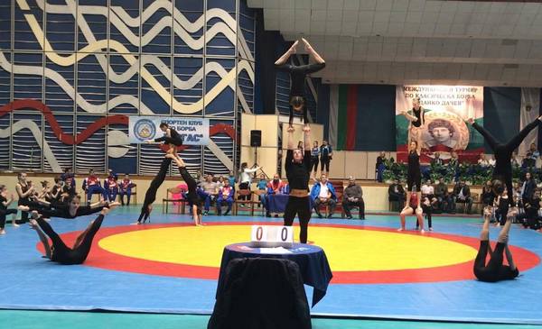 Бургаските акробати с фурор при откриването на турнира по борба "Данчо Дачев" в зала "Младост"(ВИДЕО)