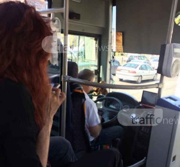 Потрес! Шофьор на градски автобус разцъква Фейсбук, докато върти волана! (СНИМКИ)