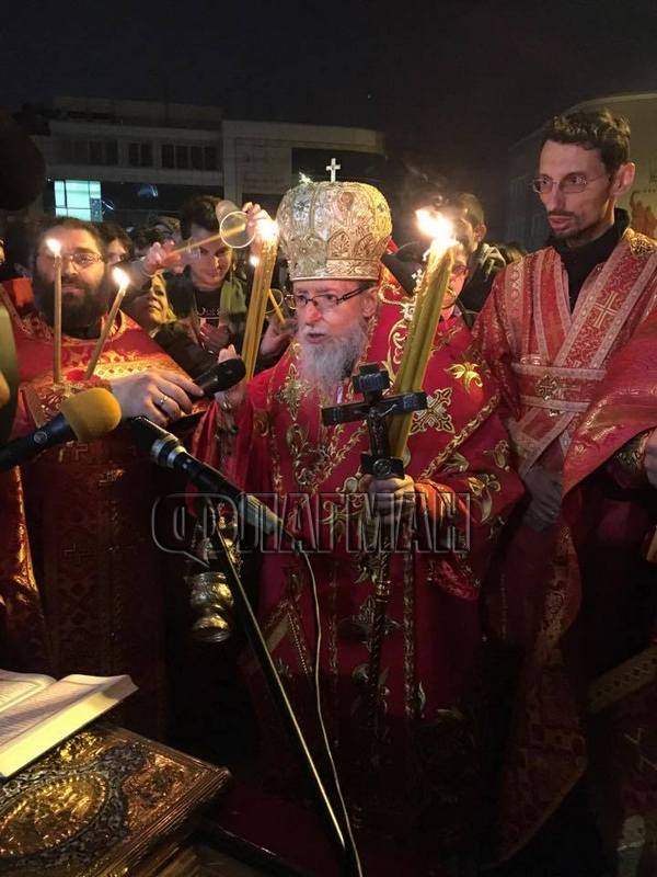 Христос Воскресе, Бургас! Стотици вярващи се събраха в храм „Св.св.Кирил и Методий”, за да посрещнат Великден (СНИМКИ)