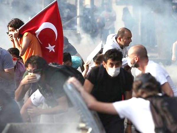 Резултатът от референдума е победа за Ердоган, но Турция няма полезен ход