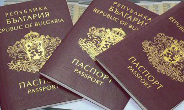 Кой взима най-много български паспорти? Украинци и руснаци