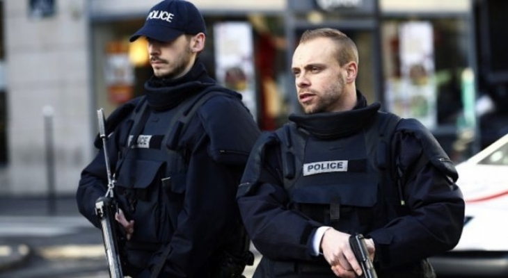 Паника в Париж! Въоръжен с нож тръгна към полицаи