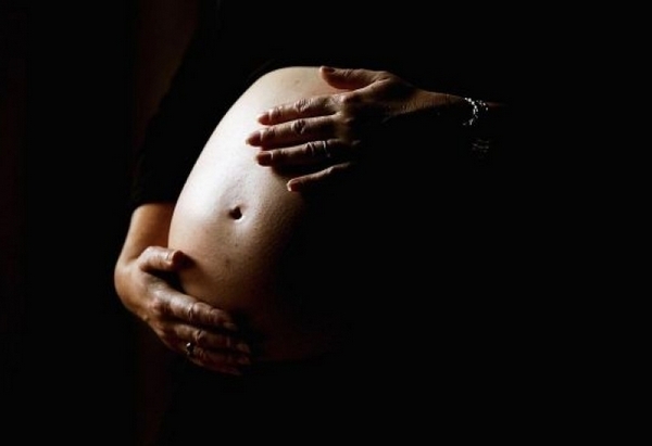 Нелепо: Лекар 9 месеца лъже майка с репродуктивни проблеми, че е бременна! Причината ще ви шокира!