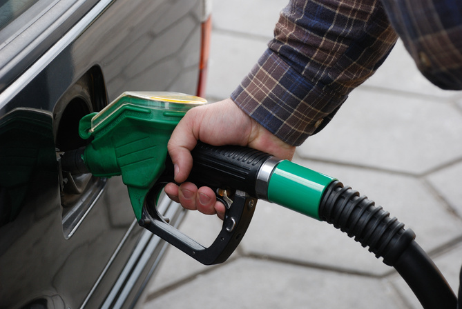 Нова измама в Бургас! Мошеници предлагат фалшиви ваучери за евтино гориво