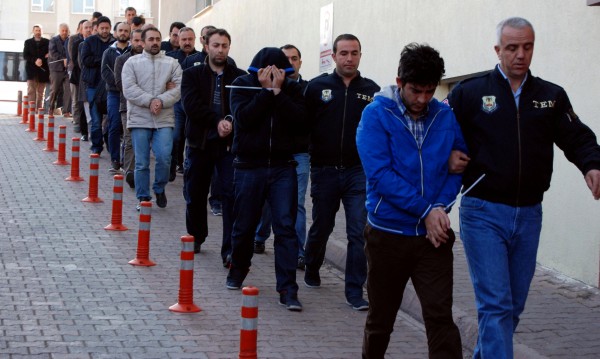 Турция задържа 1009 души, заподозрени за връзки с Гюлен