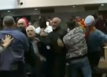 40 ранени при сблъсъците в македонския парламент