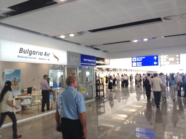 Извънредно: Изпразниха летището във Варна, проверяват съмнителни пътници и багаж