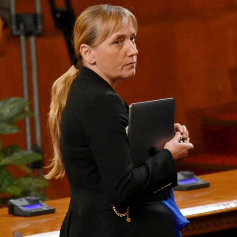 Елена Йончева съсипана от парламента
