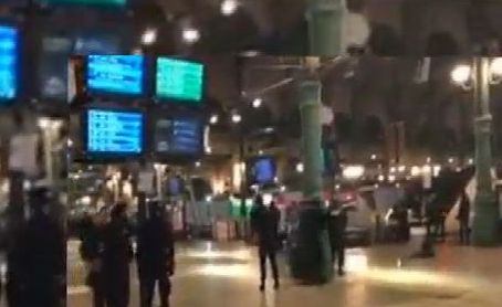 Полицаи отцепиха гара в Париж и евакуираха пътниците