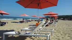 Колко ще плащаме за шезлонг и чадър на плажа тази година?