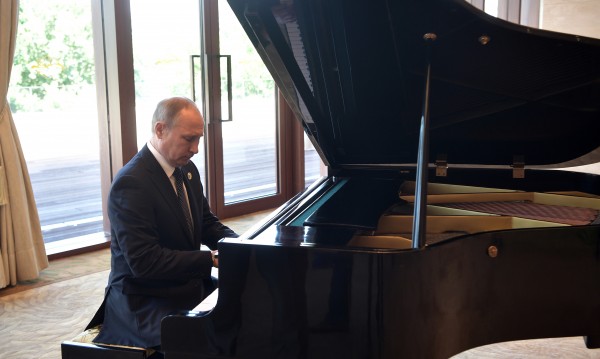 Путин посвири на пиано песни за съветската ера