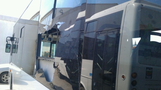 Вижте надупчените след стрелба автобуси (СНИМКИ)