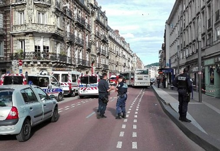 Стрелба и един наръган до смърт във френски град