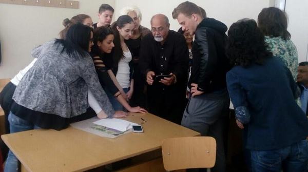 Индийският посланик влезе в час по геодезия в Строителния техникум в Бургас