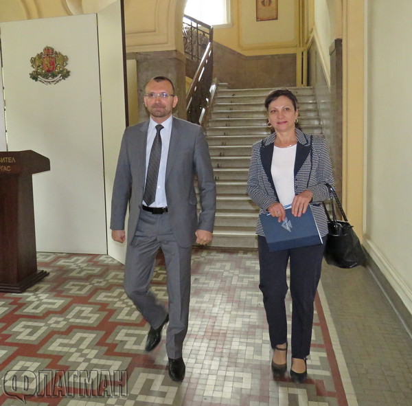 Шефът на НАП Бургас Татяна Кънчева събра кметове - иска да помагат на данъчните през летния сезон