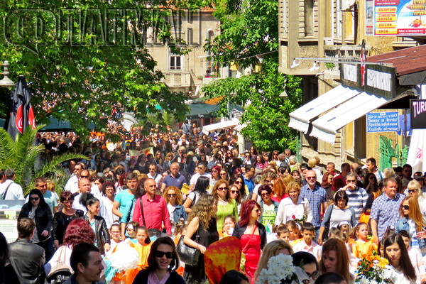 Вижте грандиозното шествие в Бургас - най-голямата манифестация в България за 24 май (СНИМКИ/ВИДЕО)