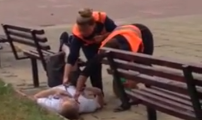 Култово от Слънчев бряг! Ромки-чистачки се опитват да събудят мъртво пиян турист, проснат на главната алея (ВИДЕО)
