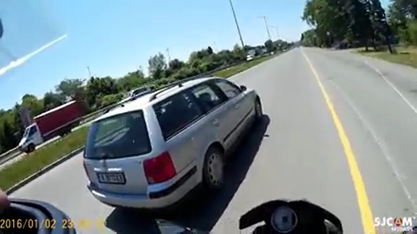 Гняв на пътя! Моторист от Бургас показва среден пръст на нарушител (ВИДЕО)