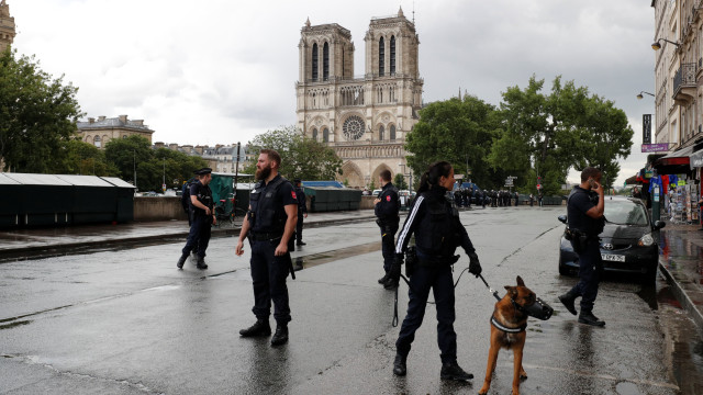 Нападателят на полицая в Париж е бил алжирски студент