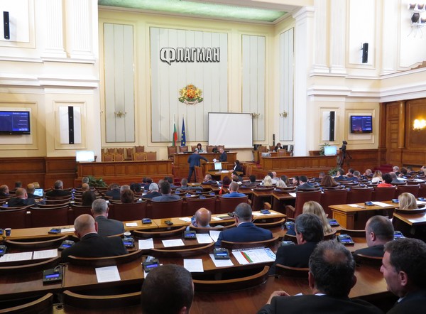 Парламентът одобри закона за „вечните” концесии с антипрезидентстко мнозинство