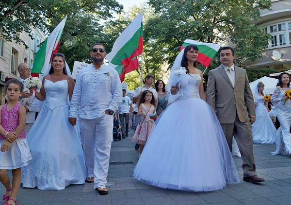 Бургас отговаря на гей парада! Стотици шестват в подкрепа на традиционното семейство