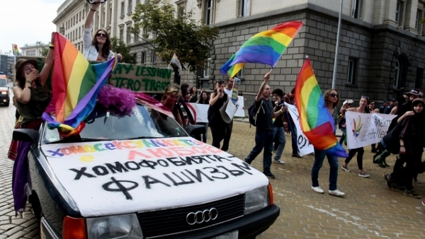Позор! Организаторите на гей парада се изгавриха с журналисти