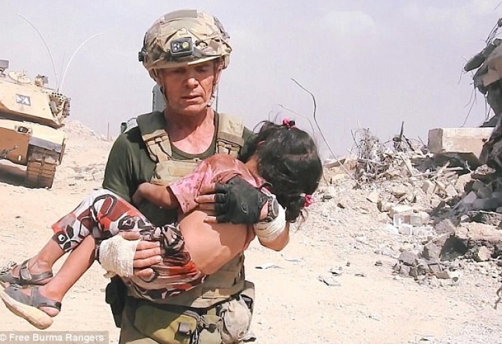 Драматичен момент: US командос тича през кръстосан огън, за да спаси дете от ИДИЛ (СНИМКИ)
