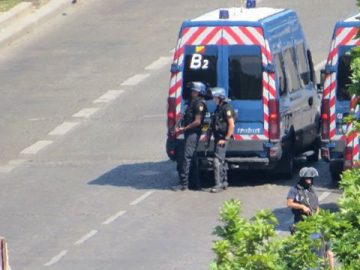 Кола се вряза в микробус на френската жандармерия на „Шанз-Елизе“ в Париж (ВИДЕО)