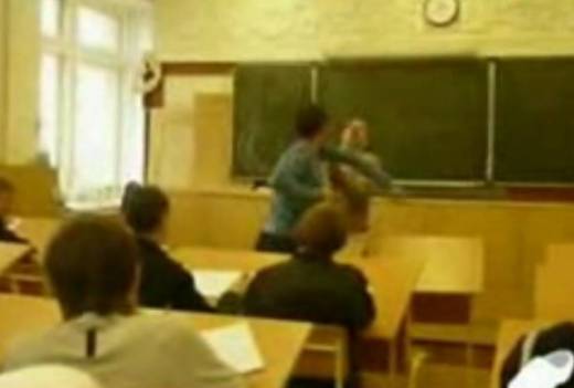 Отново агресия: 17-годишен ученик смачка от бой учителка