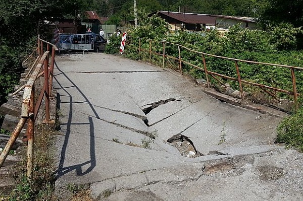 160 души в карнобатското село Смолник бедстват, дъждовете отнесоха моста им